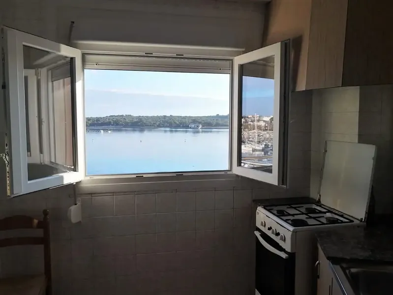 Segundo piso ático en Portocolom ubicado en primera línea de mar de 124m, dispone de salón comedor con chimenea y terraza de unos 6m con vis — photo 6