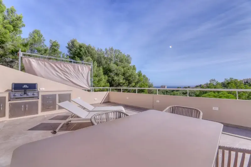 Located near the prestigious Real Bendinat golf course, this recently renovated penthouse offers the perfect blend of sophistication — photo 5