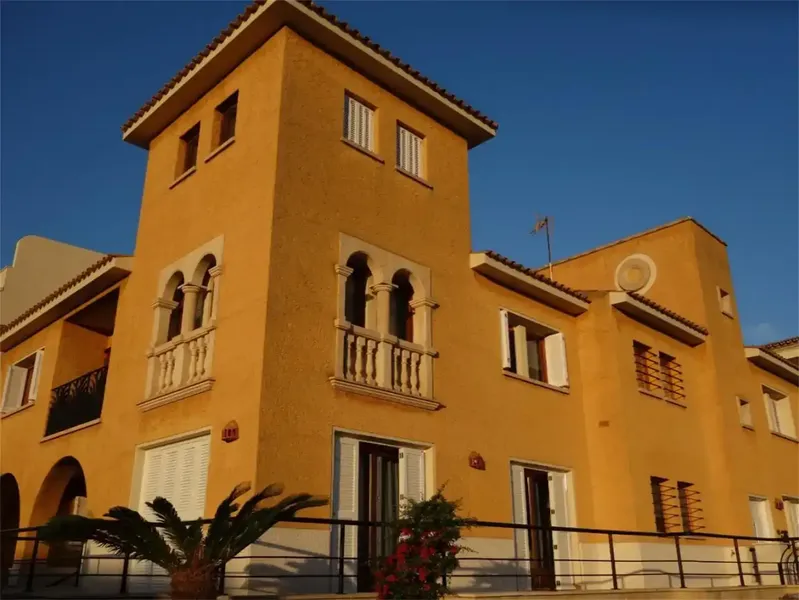 Casa tipo duplex en la mejor zona del pleno centro de Puerto de Alcudia, localizada en la primera y segunda planta de una casa señorial ados — photo 2