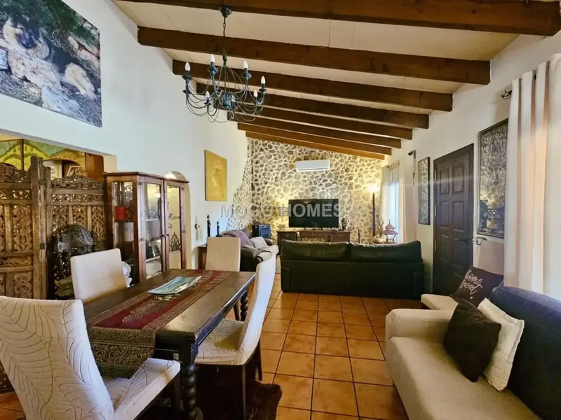 Esta atractiva casa es perfecta para quienes desean vivir en el campo, ya que cuenta con conexiones a la red eléctrica y al suministro de ag — photo 7
