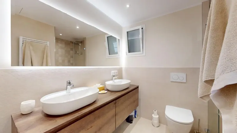 Located next to the emblematic Plaza España and just minutes from Plaza Patines, this exclusive, completely renovated apartment enjoys — photo 6