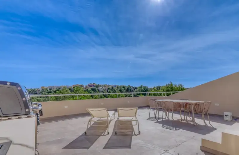 Located near the prestigious Real Bendinat golf course, this recently renovated penthouse offers the perfect blend of sophistication — photo 3