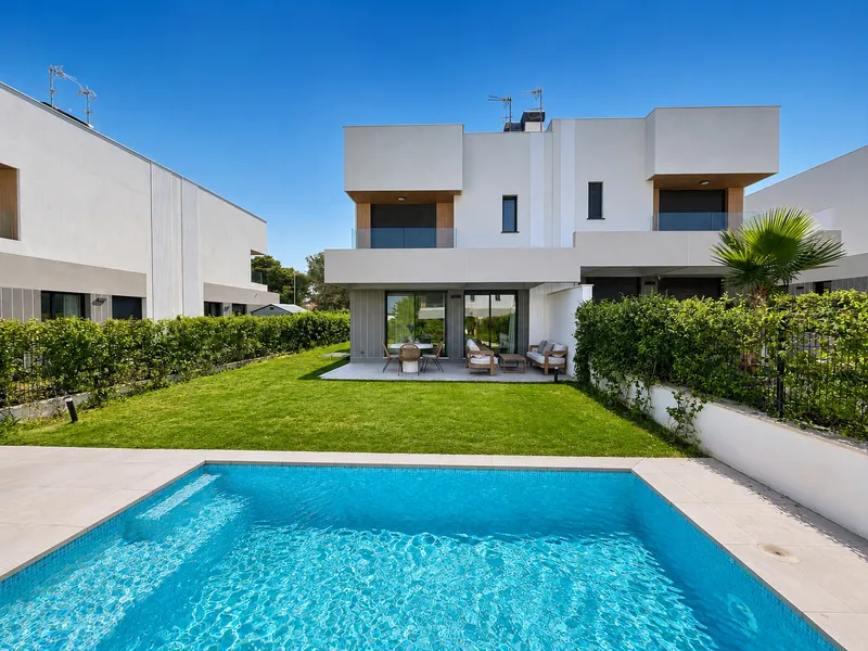 New modern villa in a prestigious area in Puig de Ros Mas — photo 1