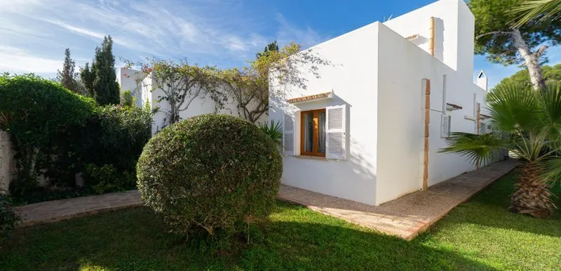 Chalet with pool in Cala Egos — 219 m², independent guest house, steps from the beach — photo 4