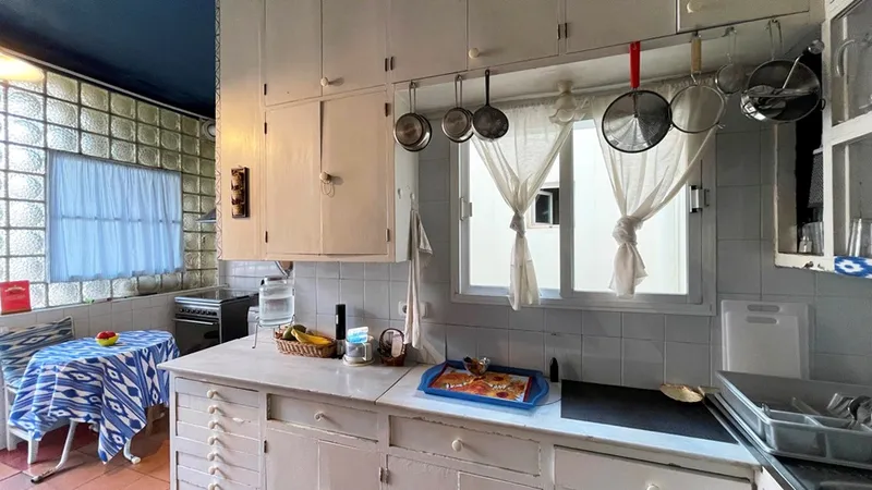 Spacious 250 m² apartment to renovate with private terraces, parking, and sea views — photo 5