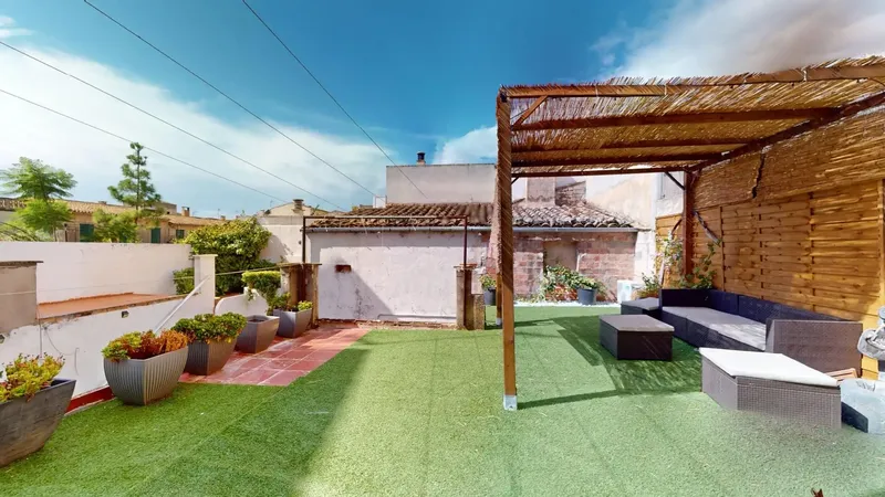 In the heart of Porreres, this spacious village house stands out for its generous dimensions and variety of spaces — photo 1