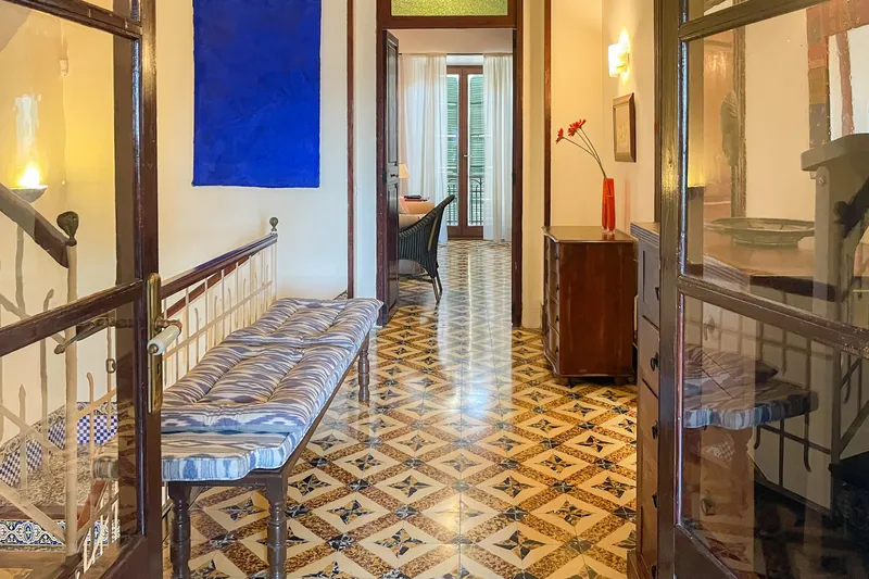 Spacious townhouse with lovingly preserved vintage elements, large terrace with castle and distant views — photo 9