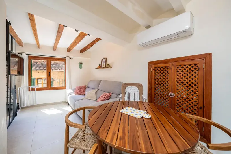 Descubre esta encantadora casa en Valldemossa, recientemente reformada con un gusto excelente, combinando el carácter tradicional de la vivi — photo 4