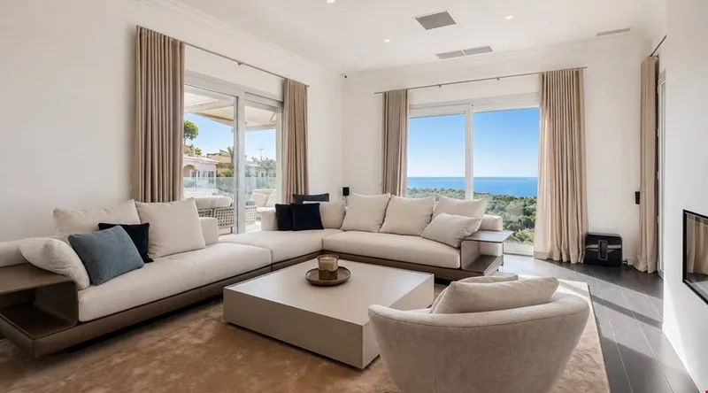 Contemporary five-bedroom villa for sale with panoramic sea views in Bendinat — photo 2