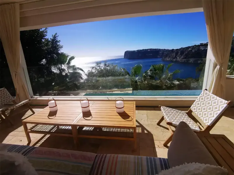 Esta villa moderna se ubica en la exclusiva zona de Cala Llamp en Port d´Andratx, y ofrece hermosas vistas al mar y puestas de sol. La villa — photo 5