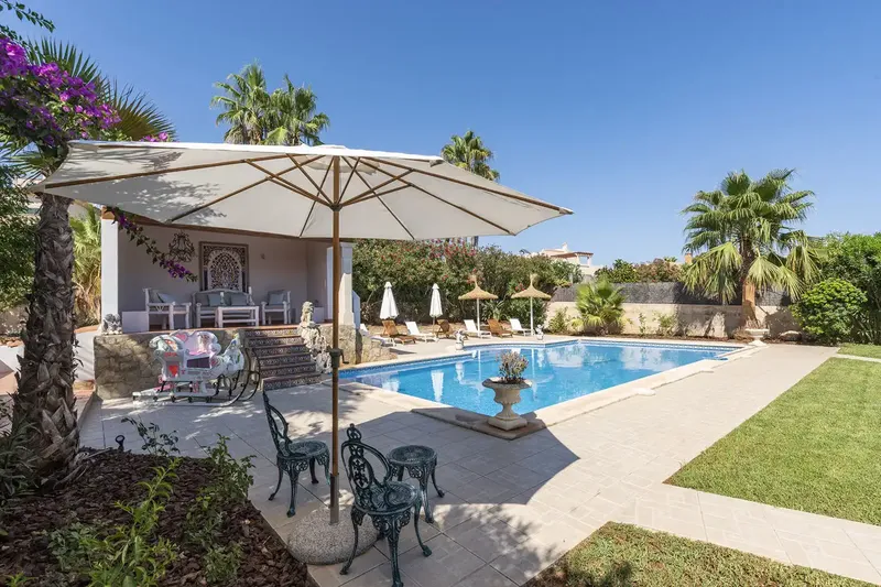 This beautiful villa in Cala Pi with Versace-style elements and a constructed area of approx. 490 m2 offers sea views over a gr — photo 3