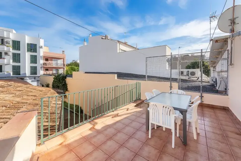 Perfect for families, this house for sale in Puerto Pollensa is a great investment opportunity, full of potential and a perfect — photo 3