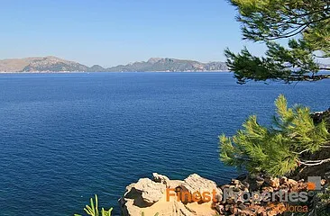 Unique property on the first sea line with sea access in Alcudia — photo 1
