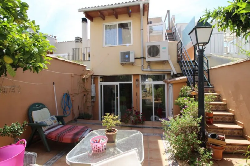 Quiet town house near the center — photo 1