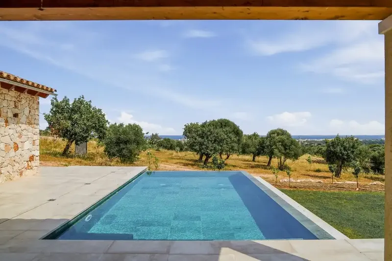 This exceptional newly built finca in Cala Millor offers a refined Mediterranean lifestyle in a quiet setting, just five — photo 4