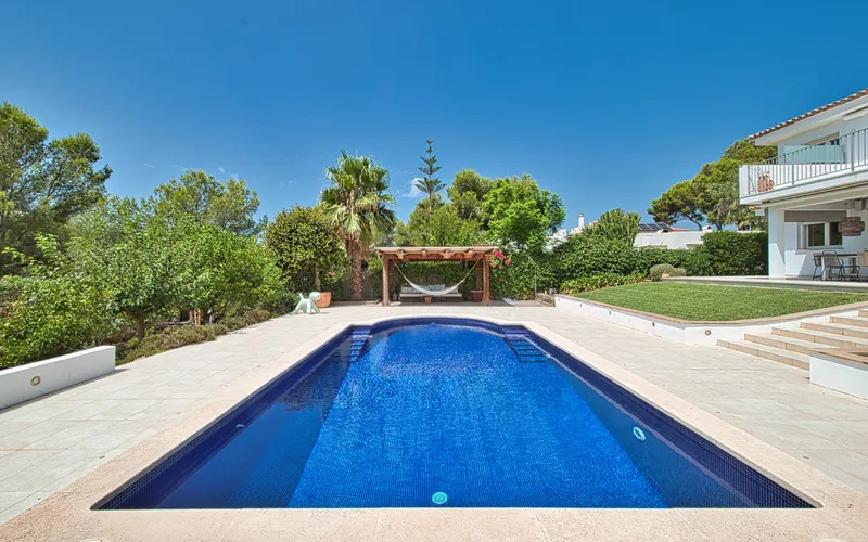 Family villa with a guest apartment and a large pool in a sought-after location in Santa Ponsa — photo 5