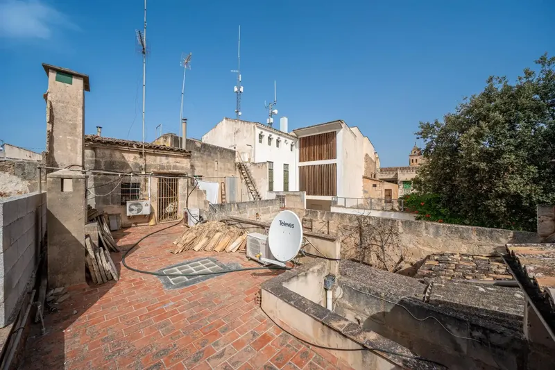 If you are looking for a property with character, space and the opportunity to design it completely to your taste, this village house in Campos is an ex — photo 1
