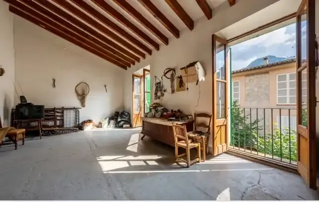 Impressive modernist style house in Sóller dating from 1899 offering generous spaces with modernist architectural elements. — photo 3