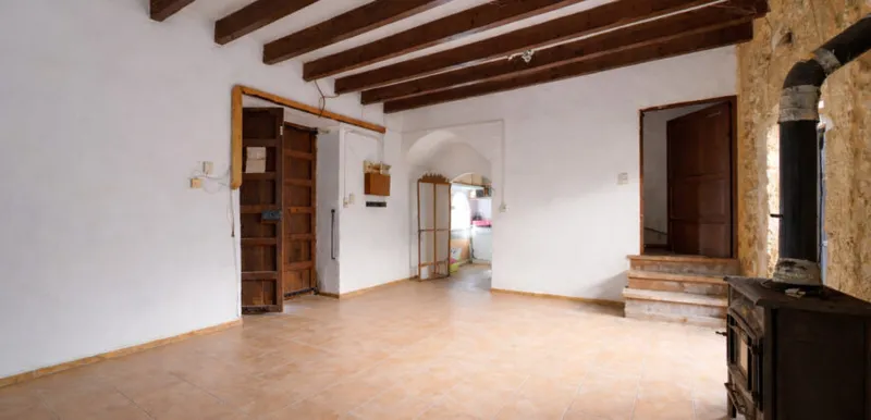Historic village house in Ses Salines for renovation, 274 m² and plot of 433 m² — photo 9