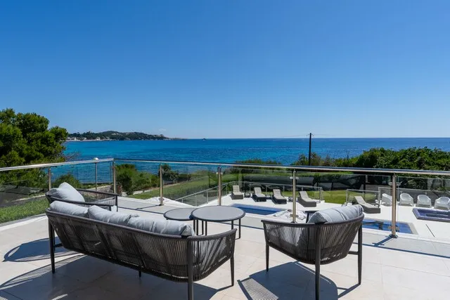 Frontline sea view villa for sale in Cala Ratjada, Northeast Mallorca — photo 4