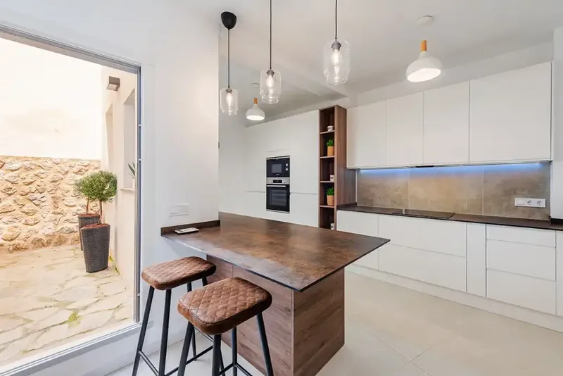 Fantastic house impeccably renovated with great care and attention to detail. It has become a beautiful home in a — photo 8