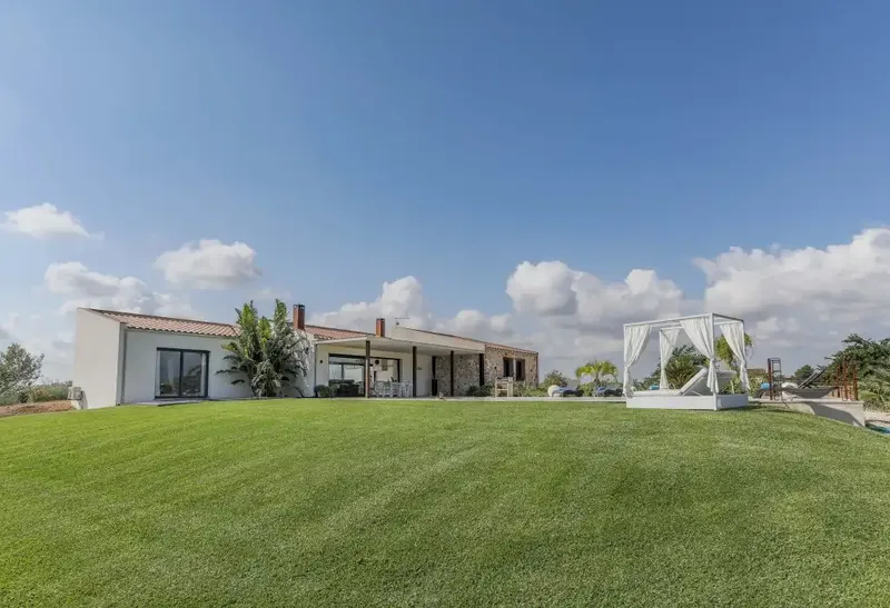 Rustic finca of 355 m² built in a privileged setting on the outskirts between Sa Pobla and Can Picafort — photo 1