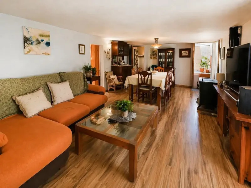 Discover this wonderful townhouse in a privileged corner location, distributed over two floors — photo 3