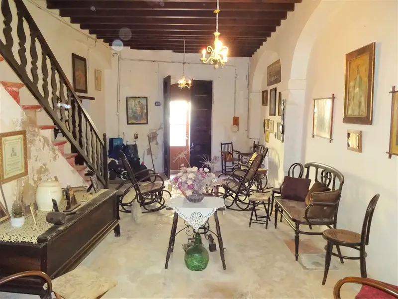 Exceptional manor house in Muro dating from 1919, distributed over 3 floors. It consists of entrance hall, living-dining room with arch — photo 5