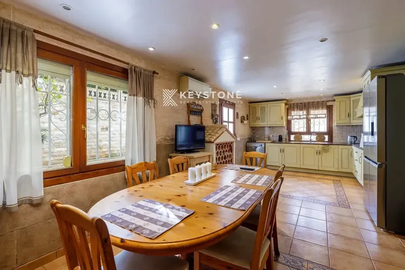 Descubre este encantador chalet en Palmanova, una propiedad amplia, privada y versátil, ideal para disfrutar de Mallorca durante todo el año — photo 7