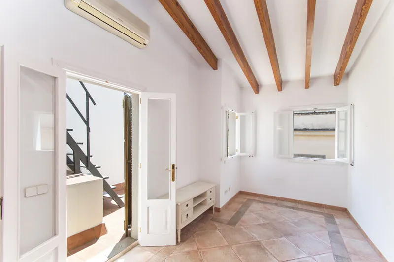Entire Building to Renovate with Lift in La Lonja in Prime Location! — photo 7
