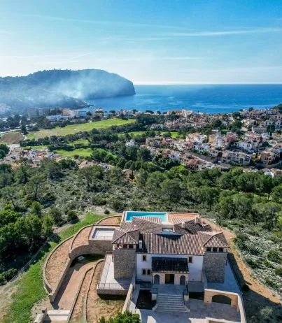 Impressive estate overlooking the Bay of Camp de Mar — photo 1