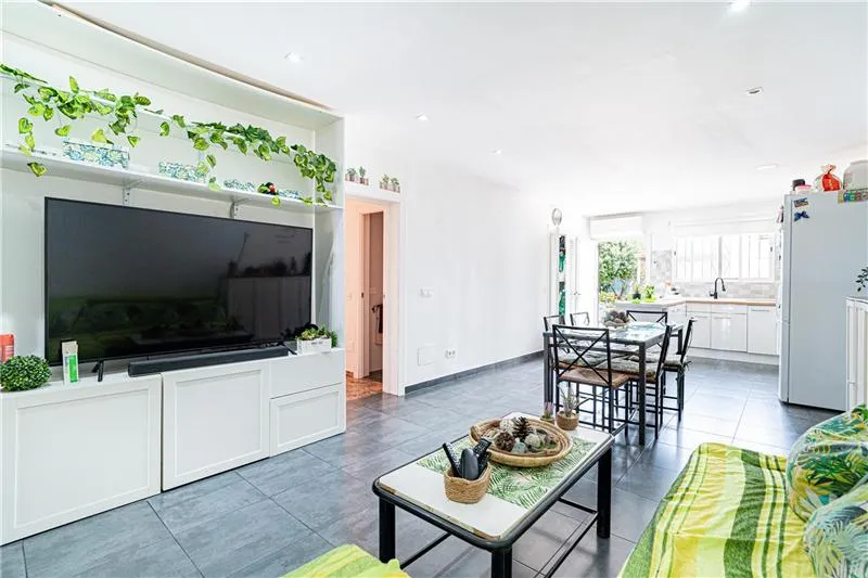 Detached house with a swimming pool on a plot of approximately 1,100 m² — photo 3