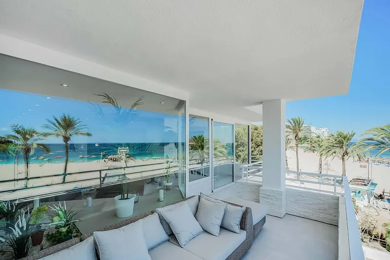Modern apartment right on Magaluf beach — photo 1
