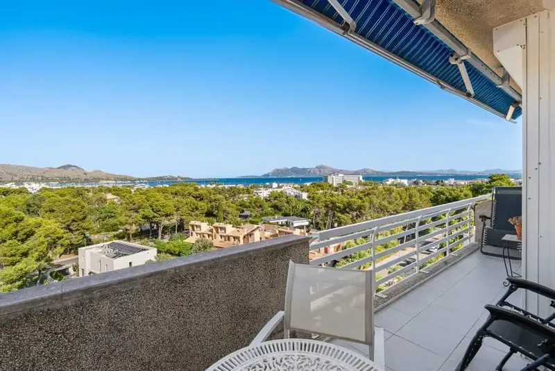 This impressive penthouse for sale in Puerto Pollensa offers stunning, unobstructed sea views, as well as a combination ex — photo 1