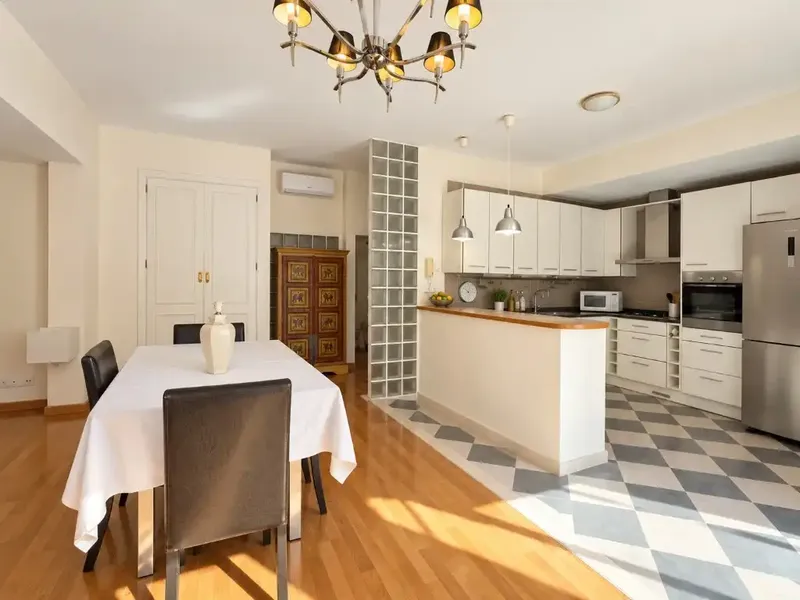 Situado en Palma, a tan solo dos minutos a pie de Porto Pi, este amplio apartamento ofrece aproximadamente 90 m² de superficie habitable y u — photo 3