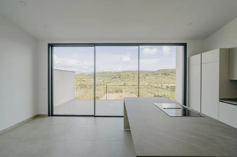 Modern three-bedroom townhouse with open views — photo 2