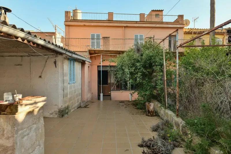This charming village property in picturesque Santa María del Camí offers an exceptional opportunity for buyers with vision — photo 3