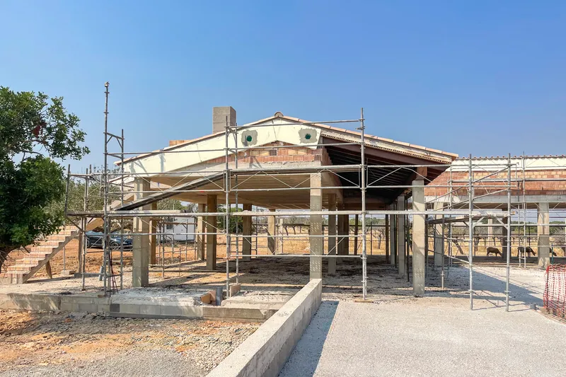 Spacious plot with shell construction in idyllic hill landscape — photo 8