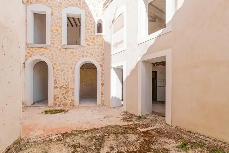 For sale: spacious home in the heart of Felanitx, on a quiet pedestrian street and in a privileged location. It is a — photo 2