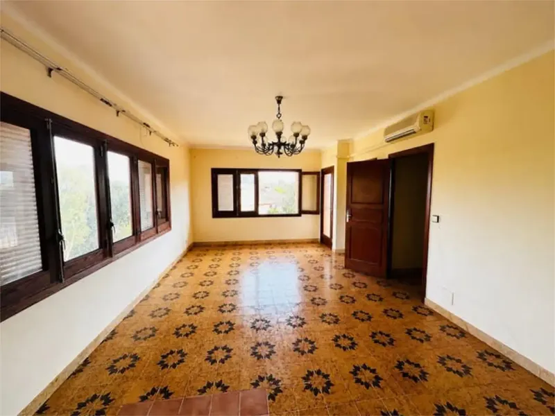 House with great potential, spaciousness and privileged location in Establiments. Ideal even for two families — photo 1