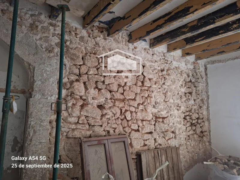 Building in the center of Ses Salines with project for 2 homes and commercial space — photo 5