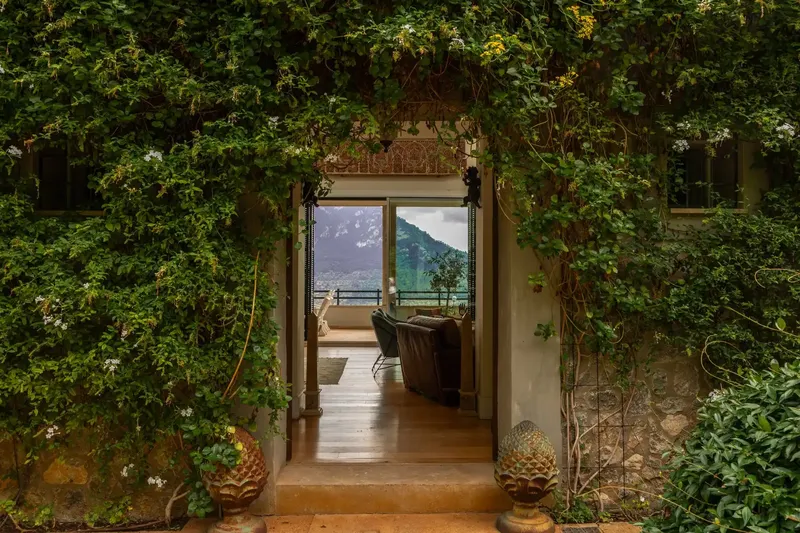 This exceptional villa is located in the prestigious George Sand urbanization, in the hills above Valldemossa, surrounded by the impressive — photo 3