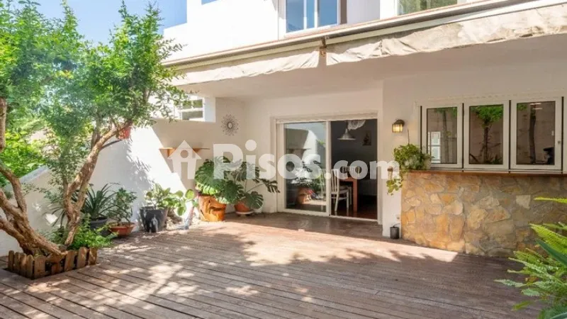 Townhouse on Carrer de Guatemala — photo 2
