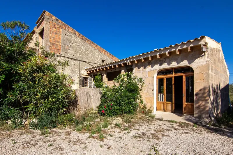 Situated on a hill on the outskirts of Porreres, this former 19th-century farmhouse offers a privileged location in the heart of Mallorca — photo 12