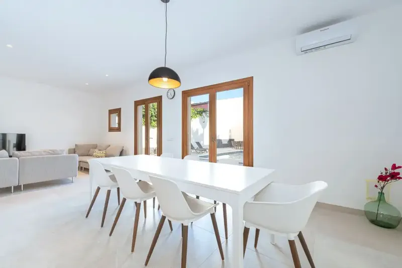 This spacious village house has been lovingly renovated and is located on one of the most sought-after streets in Sa Pobla. — photo 9