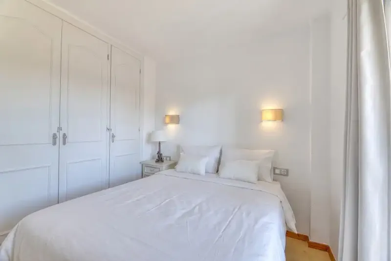Con una ubicación ideal en la codiciada zona de Portals Nous, este apartamento, perfectamente situado, se encuentra a un corto paseo del ani — photo 12