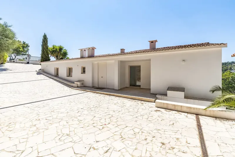 This spectacular villa in Son Vida with pool surrounded by palm trees and fantastic views of the green surroundings is located on a plot — photo 4