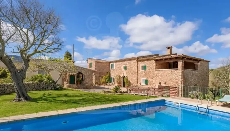 In the heart of southeastern Mallorca, on the outskirts of the picturesque village of S'Horta, lies this exclusive rustic finca with license — photo 1