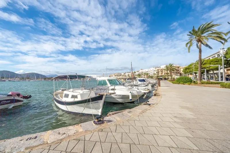 If you are looking for an excellent opportunity to acquire a property in an unbeatable location, this apartment is for you. Located right on — photo 3