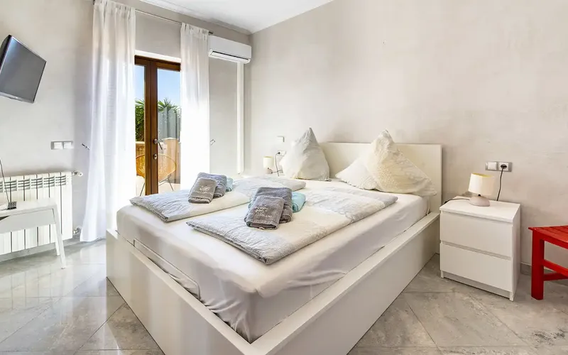 This beautiful Mallorcan-style finca in Llucmajor offers magnificent mountain views, lots of privacy and is located in a quiet — photo 9
